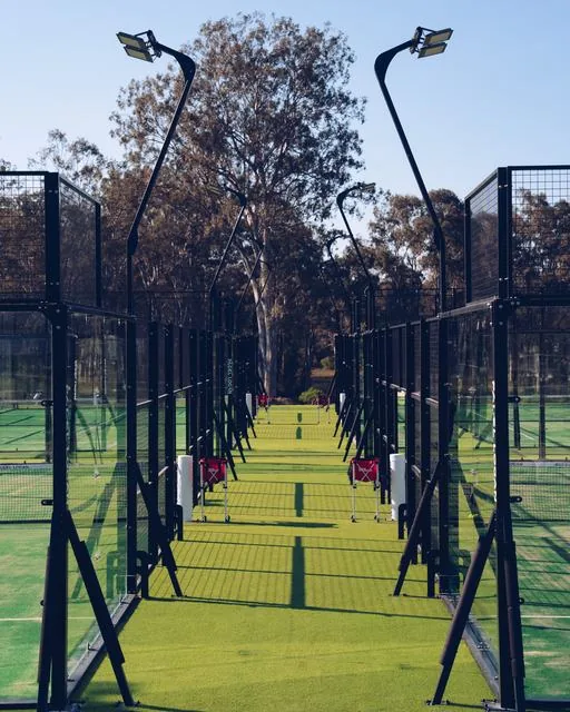 Walkway between the padel courts at Padel Logan
